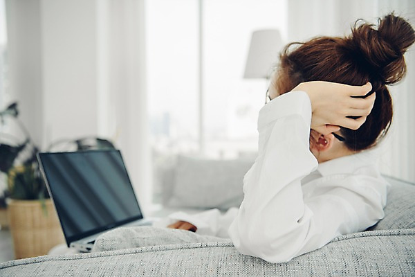 포토 JPG 우먼라이프 응시 여자 아침 휴식 실내 한명 사람 앉기 손짓 상반신 20대 성인 옆모습 노트북 공휴일 소파 한국인 웹서핑 싱글 게으름 안식처 싱글라이프 성인여자한명만 소확행 국내포토 주간 1 라이프스타일 시선 기념일 뷰포인트 컨셉 의자 모션 동양인 청년 내부 전자제품 신조어 여자한명만 성인여자만 파일형식