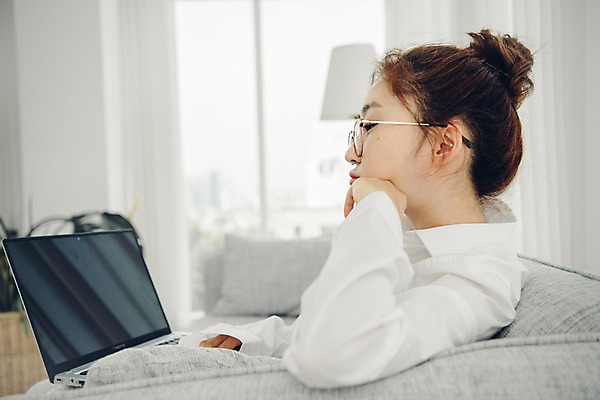 포토 JPG 우먼라이프 응시 여자 아침 휴식 실내 한명 사람 앉기 상반신 20대 성인 옆모습 노트북 공휴일 소파 턱괴기 한국인 웹서핑 싱글 안식처 싱글라이프 성인여자한명만 안경낌 소확행 국내포토 주간 1 라이프스타일 시선 기념일 안경 뷰포인트 컨셉 의자 모션 동양인 청년 내부 전자제품 신조어 여자한명만 성인여자만 파일형식