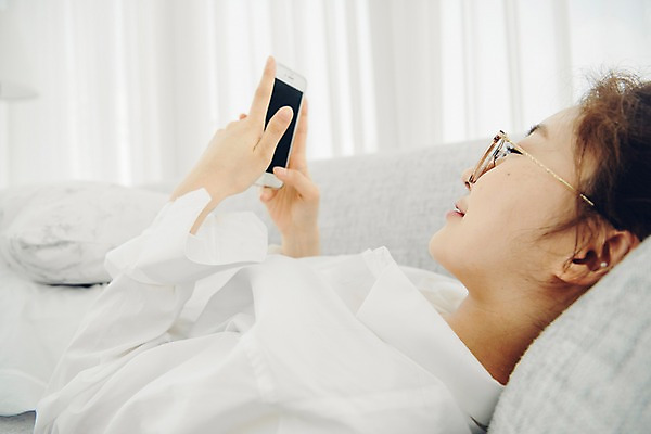포토 JPG 우먼라이프 응시 여자 쿠션 아침 휴식 실내 한명 미소 들기 사람 상반신 20대 성인 옆모습 스마트폰 공휴일 소파 눕기 한국인 싱글 게으름 안식처 싱글라이프 성인여자한명만 안경낌 소확행 국내포토 주간 1 라이프스타일 시선 기념일 안경 뷰포인트 컨셉 의자 모션 표정 동양인 청년 내부 핸드폰 스마트기기 신조어 여자한명만 성인여자만 파일형식
