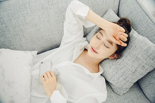 포토 JPG 우먼라이프 여자 쿠션 아침 휴식 실내 한명 사람 상반신 20대 성인 스마트폰 공휴일 소파 하이앵글 눕기 손들기 눈감음 한국인 잠 싱글 게으름 안식처 싱글라이프 성인여자한명만 소확행 국내포토 주간 1 라이프스타일 기념일 뷰포인트 컨셉 의자 모션 동양인 청년 내부 핸드폰 스마트기기 신조어 여자한명만 성인여자만 파일형식