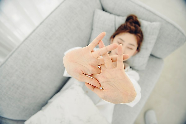 포토 JPG 우먼라이프 여자 쿠션 아침 휴식 실내 한명 사람 상반신 20대 성인 앞모습 공휴일 소파 하이앵글 눕기 손들기 한국인 싱글 기지개 게으름 안식처 싱글라이프 성인여자한명만 소확행 국내포토 주간 1 라이프스타일 기념일 뷰포인트 컨셉 의자 모션 동양인 청년 내부 신조어 여자한명만 성인여자만 파일형식