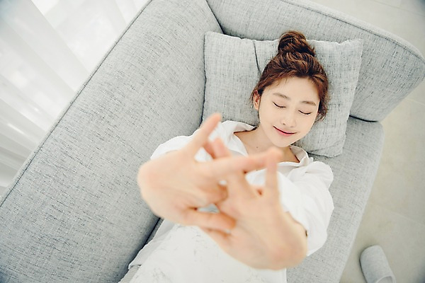 포토 JPG 우먼라이프 여자 쿠션 휴식 실내 한명 사람 상반신 20대 성인 앞모습 공휴일 소파 하이앵글 눕기 눈감음 한국인 싱글 기지개 게으름 안식처 싱글라이프 성인여자한명만 소확행 국내포토 1 라이프스타일 기념일 뷰포인트 컨셉 의자 모션 동양인 청년 내부 신조어 여자한명만 성인여자만 파일형식 가구 인종 이벤트 생활 여자만 성인만 유행어 생활용품 유행 오브젝트