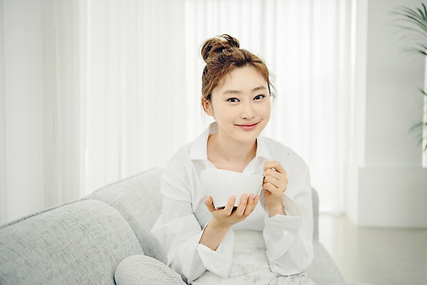 포토 JPG 우먼라이프 그릇 응시 여자 여유 아침 휴식 실내 한명 미소 들기 사람 앉기 상반신 20대 성인 앞모습 공휴일 소파 한국인 싱글 게으름 안식처 싱글라이프 성인여자한명만 소확행 국내포토 주간 1 라이프스타일 식기 시선 기념일 감정 뷰포인트 컨셉 의자 모션 표정 동양인 청년 내부 신조어 여자한명만 성인여자만 파일형식