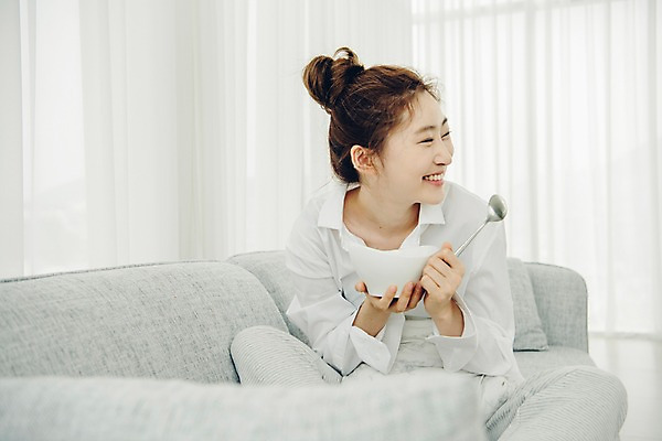 포토 JPG 우먼라이프 그릇 응시 여자 여유 아침 휴식 실내 한명 미소 들기 사람 앉기 상반신 20대 성인 앞모습 공휴일 소파 숟가락 한국인 싱글 게으름 안식처 싱글라이프 성인여자한명만 소확행 국내포토 주간 1 라이프스타일 식기 시선 기념일 감정 뷰포인트 컨셉 의자 모션 수저 표정 동양인 청년 내부 신조어 여자한명만 성인여자만 파일형식