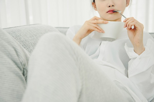 포토 JPG 우먼라이프 그릇 여자 아침 휴식 실내 한명 들기 사람 상반신 20대 성인 앞모습 공휴일 소파 눕기 숟가락 한국인 물기 먹기 싱글 게으름 안식처 싱글라이프 성인여자한명만 소확행 국내포토 주간 1 라이프스타일 식기 기념일 뷰포인트 컨셉 의자 모션 수저 동양인 청년 내부 신조어 여자한명만 성인여자만 파일형식 자연요소 가구 인종 이벤트 생활 여자만 성인만 유행어 생활용품 유행 오브젝트