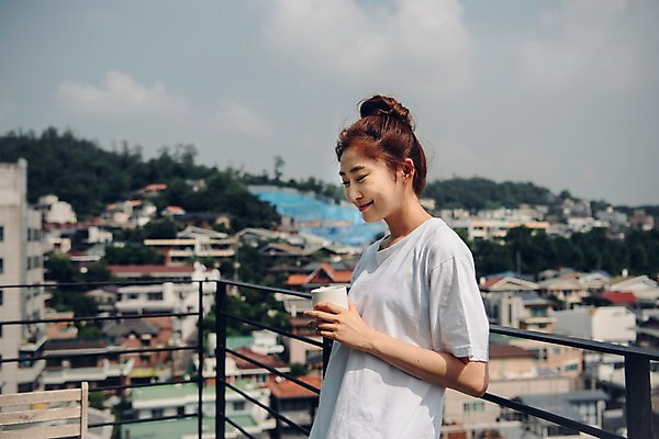 포토 JPG 우먼라이프 응시 여자 여유 난간 휴식 주택 한명 미소 들기 사람 상반신 20대 성인 야외 옆모습 공휴일 도시풍경 기댐 한국인 머그컵 싱글 안식처 싱글라이프 성인여자한명만 소확행 국내포토 1 라이프스타일 시선 기념일 감정 뷰포인트 컨셉 모션 표정 동양인 풍경 청년 건물 컵 도시 신조어 여자한명만 성인여자만 파일형식 식기 건축물 인종 이벤트 생활 여자만 성인만 유행어 건축 유행