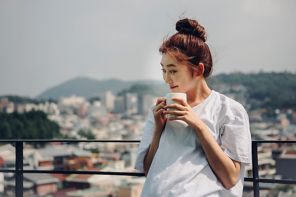 포토 JPG 우먼라이프 응시 여자 여유 난간 휴식 주택 한명 서기 미소 들기 사람 상반신 20대 성인 야외 앞모습 공휴일 기댐 한국인 머그컵 발코니 싱글 안식처 싱글라이프 성인여자한명만 소확행 국내포토 1 라이프스타일 시선 기념일 감정 뷰포인트 컨셉 모션 표정 동양인 청년 건물 컵 신조어 여자한명만 성인여자만 파일형식 식기 건축물 인종 이벤트 생활 여자만 성인만 유행어 건축 유행