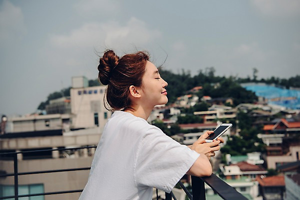 포토 JPG 우먼라이프 여자 여유 난간 휴식 주택 한명 들기 사람 상반신 20대 성인 야외 옆모습 스마트폰 공휴일 도시풍경 눈감음 기댐 한국인 발코니 싱글 안식처 싱글라이프 성인여자한명만 소확행 국내포토 1 라이프스타일 기념일 감정 뷰포인트 컨셉 모션 동양인 풍경 청년 건물 핸드폰 스마트기기 도시 신조어 여자한명만 성인여자만 파일형식