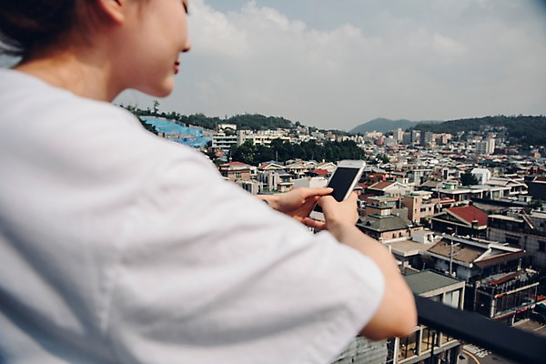 포토 JPG 구름 우먼라이프 응시 여자 여유 난간 하늘 휴식 주택 한명 들기 사람 상반신 20대 성인 야외 옆모습 스마트폰 공휴일 도시풍경 기댐 한국인 발코니 싱글 안식처 싱글라이프 성인여자한명만 소확행 국내포토 자연요소 1 라이프스타일 시선 기념일 감정 뷰포인트 컨셉 모션 동양인 풍경 청년 건물 핸드폰 스마트기기 도시 신조어 여자한명만 성인여자만 파일형식
