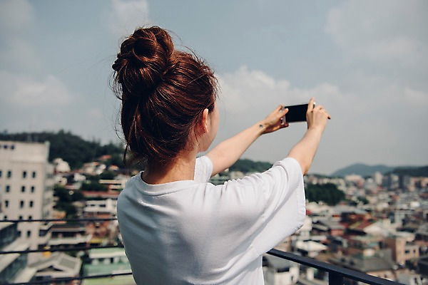 포토 JPG 구름 우먼라이프 응시 여자 여유 하늘 휴식 주택 한명 들기 사람 상반신 20대 성인 야외 뒷모습 스마트폰 공휴일 도시풍경 한국인 발코니 셀프카메라 싱글 안식처 싱글라이프 성인여자한명만 소확행 국내포토 자연요소 1 라이프스타일 시선 기념일 감정 뷰포인트 컨셉 모션 동양인 풍경 청년 건물 핸드폰 스마트기기 사진촬영 도시 신조어 여자한명만 성인여자만 파일형식