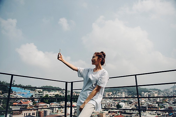 포토 JPG 구름 우먼라이프 여자 여유 난간 하늘 휴식 주택 한명 들기 사람 상반신 20대 성인 야외 옆모습 스마트폰 공휴일 도시풍경 한국인 발코니 셀프카메라 싱글 안식처 싱글라이프 성인여자한명만 소확행 국내포토 자연요소 1 라이프스타일 기념일 감정 뷰포인트 컨셉 모션 동양인 풍경 청년 건물 핸드폰 스마트기기 사진촬영 도시 신조어 여자한명만 성인여자만 파일형식