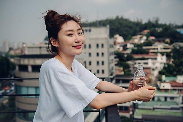 포토 JPG 우먼라이프 응시 여자 여유 난간 휴식 주택 한명 미소 들기 사람 상반신 20대 성인 야외 옆모습 공휴일 도시풍경 기댐 한국인 발코니 물병 싱글 안식처 싱글라이프 성인여자한명만 소확행 국내포토 1 라이프스타일 시선 기념일 감정 뷰포인트 컨셉 모션 표정 동양인 풍경 청년 건물 도시 물통 신조어 여자한명만 성인여자만 파일형식