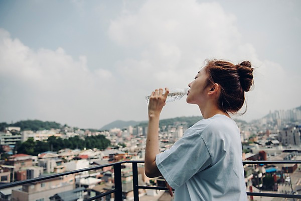 포토 JPG 구름 우먼라이프 여자 여유 하늘 휴식 주택 한명 들기 사람 상반신 20대 성인 야외 건물 옆모습 물 공휴일 도시풍경 한국인 마시기 발코니 물병 싱글 안식처 싱글라이프 성인여자한명만 소확행 국내포토 자연요소 1 라이프스타일 건축물 기념일 감정 뷰포인트 컨셉 모션 동양인 풍경 청년 도시 물통 신조어 여자한명만 성인여자만 파일형식