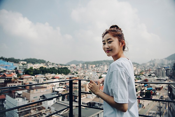 포토 JPG 구름 우먼라이프 응시 여자 여유 하늘 휴식 주택 한명 미소 들기 사람 상반신 20대 성인 야외 옆모습 공휴일 도시풍경 한국인 발코니 뒤돌아보기 물병 싱글 안식처 싱글라이프 성인여자한명만 소확행 국내포토 자연요소 1 라이프스타일 시선 기념일 감정 뷰포인트 컨셉 모션 표정 동양인 풍경 청년 건물 도시 물통 신조어 여자한명만 성인여자만 파일형식