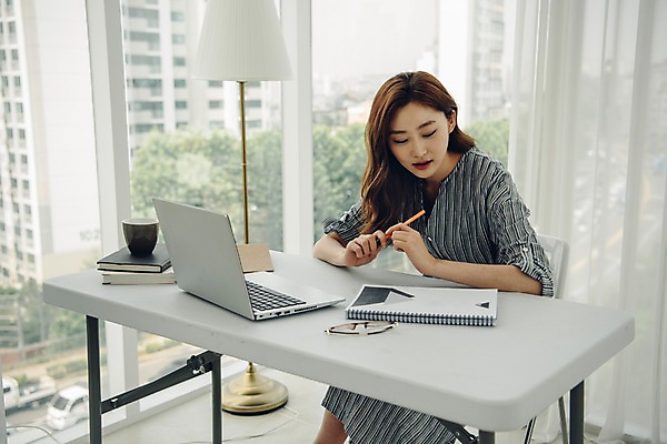 포토 JPG 주간 우먼라이프 응시 여자 안경 거실 실내 한명 들기 사람 앉기 상반신 20대 성인 옆모습 노트북 펜 한국인 책상 싱글 문서 프리랜서 싱글라이프 성인여자한명만 국내포토 자연요소 직업 1 라이프스타일 시선 잡화 뷰포인트 가구 모션 동양인 청년 내부 전자제품 필기구 여자한명만 성인여자만 파일형식