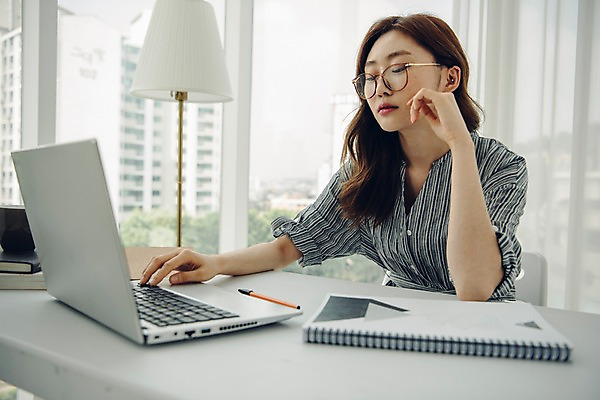 포토 JPG 주간 우먼라이프 응시 여자 거실 전등 실내 한명 사람 상반신 20대 성인 옆모습 노트북 한국인 작업 창가 책상 싱글 스프링노트 프리랜서 싱글라이프 성인여자한명만 안경낌 국내포토 자연요소 직업 1 라이프스타일 시선 안경 뷰포인트 가구 창문 조명 동양인 청년 내부 전자제품 공책 여자한명만 성인여자만 파일형식