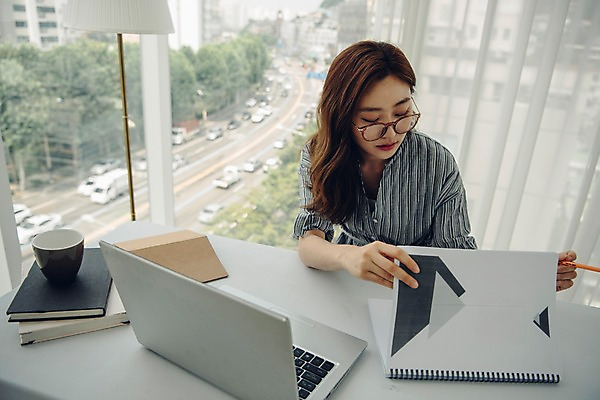 포토 JPG 주간 우먼라이프 응시 여자 도로 거실 실내 한명 들기 사람 상반신 20대 성인 앞모습 노트북 펜 한국인 작업 커피잔 창가 책상 싱글 스프링노트 프리랜서 싱글라이프 성인여자한명만 안경낌 국내포토 자연요소 직업 1 라이프스타일 시선 안경 길 커피 뷰포인트 가구 창문 교통시설 모션 잔 동양인 청년 내부 전자제품 필기구 공책 여자한명만 성인여자만 파일형식