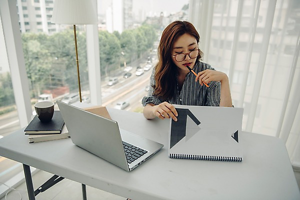 포토 JPG 주간 우먼라이프 응시 여자 거실 전등 실내 한명 들기 사람 상반신 20대 성인 앞모습 노트북 하이앵글 펜 한국인 작업 창가 책상 싱글 스프링노트 프리랜서 싱글라이프 성인여자한명만 안경낌 국내포토 자연요소 직업 1 라이프스타일 시선 안경 뷰포인트 가구 창문 모션 조명 동양인 청년 내부 전자제품 필기구 공책 여자한명만 성인여자만 파일형식