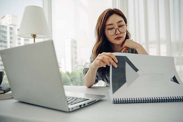 포토 JPG 주간 우먼라이프 응시 여자 거실 전등 실내 한명 들기 사람 상반신 20대 성인 앞모습 노트북 펜 한국인 작업 창가 책상 싱글 스프링노트 프리랜서 싱글라이프 성인여자한명만 안경낌 국내포토 자연요소 직업 1 라이프스타일 시선 안경 뷰포인트 가구 창문 모션 조명 동양인 청년 내부 전자제품 필기구 공책 여자한명만 성인여자만 파일형식