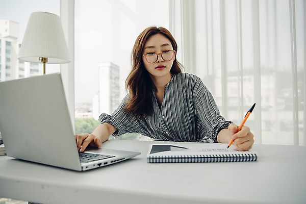 포토 JPG 주간 우먼라이프 응시 여자 거실 전등 실내 한명 사람 상반신 20대 성인 앞모습 노트북 펜 한국인 기록 작업 창가 책상 싱글 스프링노트 프리랜서 싱글라이프 성인여자한명만 안경낌 국내포토 자연요소 직업 1 라이프스타일 시선 안경 뷰포인트 가구 창문 조명 동양인 청년 내부 전자제품 필기구 공책 여자한명만 성인여자만 파일형식
