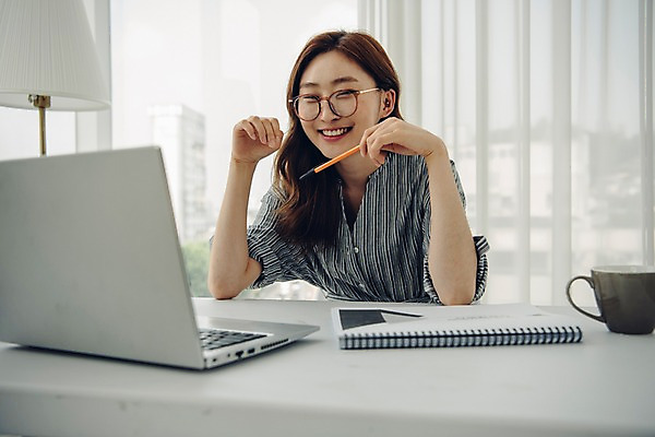 포토 JPG 주간 우먼라이프 응시 여자 실내 한명 미소 들기 사람 상반신 20대 성인 앞모습 노트북 펜 한국인 작업 커피잔 책상 싱글 스프링노트 프리랜서 싱글라이프 성인여자한명만 안경낌 국내포토 자연요소 직업 1 라이프스타일 시선 안경 커피 뷰포인트 가구 모션 잔 표정 동양인 청년 내부 전자제품 필기구 공책 여자한명만 성인여자만 파일형식