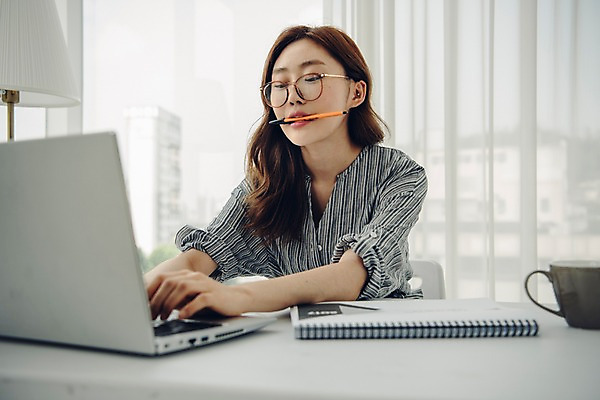 포토 JPG 주간 우먼라이프 응시 여자 거실 실내 한명 사람 앉기 상반신 20대 성인 앞모습 노트북 연필 한국인 타이핑 작업 커피잔 물기 싱글 스프링노트 프리랜서 싱글라이프 성인여자한명만 안경낌 국내포토 자연요소 직업 1 라이프스타일 시선 안경 커피 뷰포인트 모션 학용품 잔 동양인 청년 내부 전자제품 필기구 공책 여자한명만 성인여자만 파일형식