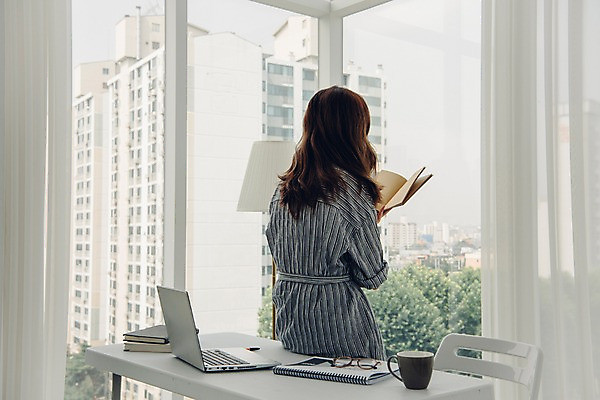 포토 JPG 주간 우먼라이프 여자 거실 아파트 실내 한명 사람 상반신 20대 성인 뒷모습 책 노트북 한국인 커피잔 읽기 창가 책상 싱글 문서 걸터앉기 프리랜서 싱글라이프 성인여자한명만 국내포토 자연요소 직업 1 라이프스타일 커피 뷰포인트 가구 창문 모션 잔 주택 앉기 동양인 청년 내부 전자제품 여자한명만 성인여자만 파일형식