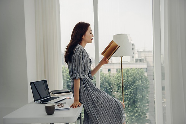 포토 JPG 주간 우먼라이프 여자 거실 창문 실내 한명 사람 상반신 20대 성인 옆모습 책 노트북 한국인 읽기 창가 책상 싱글 걸터앉기 프리랜서 싱글라이프 성인여자한명만 국내포토 자연요소 직업 1 라이프스타일 뷰포인트 가구 모션 앉기 동양인 청년 내부 전자제품 여자한명만 성인여자만 파일형식
