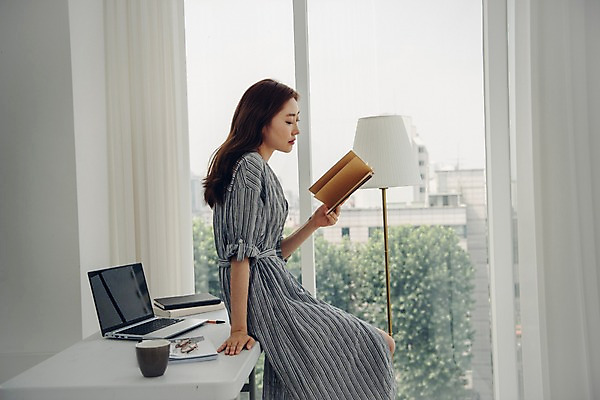 포토 JPG 주간 우먼라이프 여자 거실 실내 한명 들기 사람 상반신 20대 성인 옆모습 책 노트북 한국인 커튼 읽기 창가 책상 싱글 걸터앉기 프리랜서 싱글라이프 성인여자한명만 국내포토 자연요소 직업 1 라이프스타일 뷰포인트 가구 창문 모션 앉기 동양인 청년 내부 전자제품 여자한명만 성인여자만 파일형식