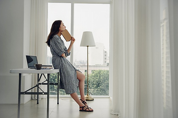 포토 JPG 주간 전신 우먼라이프 여자 거실 창문 실내 한명 들기 사람 20대 성인 옆모습 책 노트북 한국인 커튼 창가 책상 싱글 걸터앉기 프리랜서 싱글라이프 성인여자한명만 국내포토 자연요소 직업 1 라이프스타일 뷰포인트 가구 모션 앉기 동양인 청년 내부 전자제품 여자한명만 성인여자만 파일형식