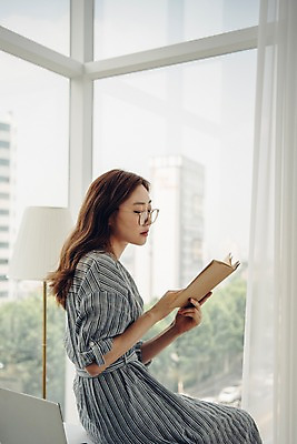 포토 JPG 주간 우먼라이프 응시 여자 거실 창문 실내 한명 들기 사람 상반신 20대 성인 옆모습 책 한국인 읽기 창가 싱글 걸터앉기 프리랜서 싱글라이프 성인여자한명만 안경낌 국내포토 자연요소 직업 1 라이프스타일 시선 안경 뷰포인트 모션 앉기 동양인 청년 내부 여자한명만 성인여자만 파일형식