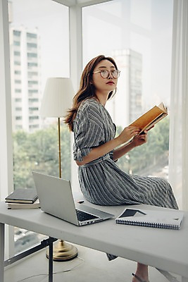 포토 JPG 주간 전신 우먼라이프 응시 여자 거실 실내 한명 들기 사람 20대 성인 옆모습 책 노트북 한국인 창가 책상 싱글 문서 걸터앉기 프리랜서 싱글라이프 성인여자한명만 안경낌 국내포토 자연요소 직업 1 라이프스타일 시선 안경 뷰포인트 가구 창문 모션 앉기 동양인 청년 내부 전자제품 여자한명만 성인여자만 파일형식