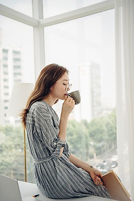 포토 JPG 주간 우먼라이프 여자 거실 실내 한명 들기 사람 상반신 20대 성인 옆모습 책 한국인 마시기 커피잔 창가 책상 싱글 걸터앉기 프리랜서 싱글라이프 성인여자한명만 안경낌 국내포토 자연요소 직업 1 라이프스타일 안경 커피 뷰포인트 가구 창문 모션 잔 앉기 동양인 청년 내부 여자한명만 성인여자만 파일형식