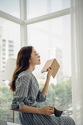 포토 JPG 주간 우먼라이프 여자 거실 실내 한명 들기 사람 앉기 상반신 20대 성인 옆모습 책 눈감음 한국인 커피잔 창가 싱글 프리랜서 싱글라이프 성인여자한명만 안경낌 국내포토 자연요소 직업 1 라이프스타일 안경 커피 뷰포인트 창문 모션 잔 동양인 청년 내부 여자한명만 성인여자만 파일형식 식기 잡화 음료 인종 생활 여자만 성인만