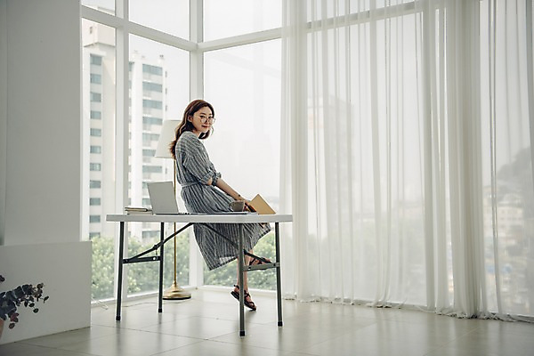 포토 JPG 주간 전신 우먼라이프 응시 여자 거실 실내 한명 미소 사람 20대 성인 옆모습 노트북 한국인 커튼 뒤돌아보기 창가 책상 싱글 걸터앉기 프리랜서 싱글라이프 성인여자한명만 안경낌 국내포토 자연요소 직업 1 라이프스타일 시선 안경 뷰포인트 가구 창문 모션 표정 앉기 동양인 청년 내부 전자제품 여자한명만 성인여자만 파일형식