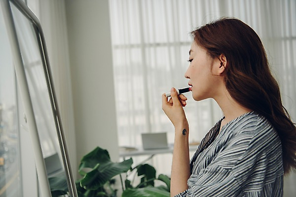 포토 JPG 주간 우먼라이프 응시 여자 실내 한명 사람 상반신 20대 성인 옆모습 화장 거울 한국인 립스틱 싱글 바르기 출근준비 싱글라이프 성인여자한명만 국내포토 자연요소 1 라이프스타일 시선 뷰포인트 모션 동양인 청년 내부 뷰티 화장품 출근 여자한명만 성인여자만 파일형식 인종 생활 출퇴근 여자만 성인만 비즈니스