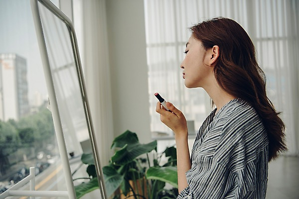 포토 JPG 주간 우먼라이프 응시 여자 실내 한명 들기 사람 상반신 20대 성인 옆모습 화장 거울 한국인 립스틱 싱글 출근준비 싱글라이프 성인여자한명만 국내포토 자연요소 1 라이프스타일 시선 뷰포인트 모션 동양인 청년 내부 뷰티 화장품 출근 여자한명만 성인여자만 파일형식