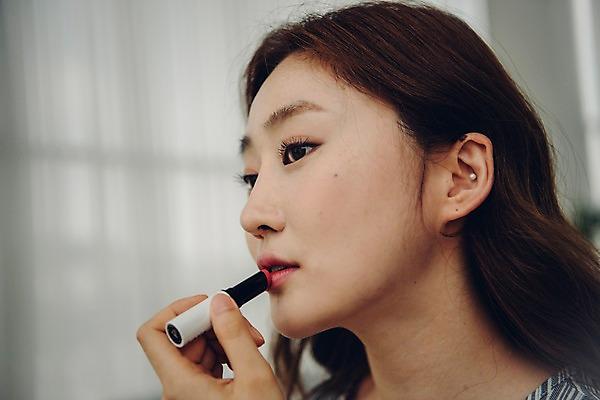 포토 JPG 주간 우먼라이프 응시 여자 실내 한명 사람 근접촬영 상반신 20대 성인 옆모습 화장 한국인 립스틱 싱글 출근준비 립메이크업 싱글라이프 성인여자한명만 국내포토 자연요소 1 라이프스타일 시선 뷰포인트 동양인 청년 내부 뷰티 화장품 출근 여자한명만 성인여자만 파일형식