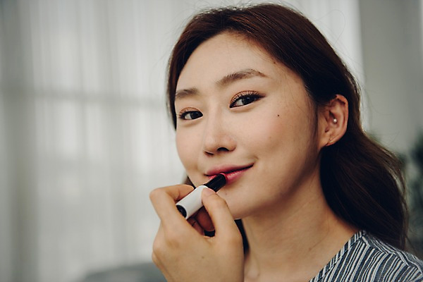 포토 JPG 주간 우먼라이프 응시 여자 실내 한명 미소 사람 근접촬영 상반신 20대 성인 앞모습 화장 한국인 립스틱 싱글 출근준비 립메이크업 싱글라이프 성인여자한명만 국내포토 자연요소 1 라이프스타일 시선 뷰포인트 표정 동양인 청년 내부 뷰티 화장품 출근 여자한명만 성인여자만 파일형식