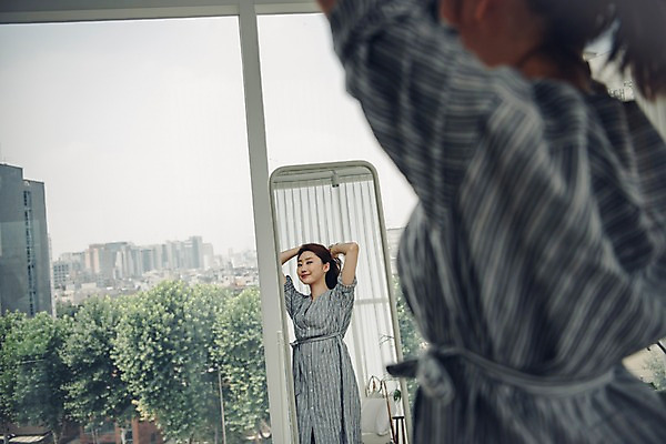 포토 JPG 주간 나무 우먼라이프 응시 여자 실내 한명 미소 사람 상반신 20대 성인 옆모습 뒷모습 거울 한국인 싱글 출근준비 머리손질 싱글라이프 성인여자한명만 국내포토 자연요소 식물 1 라이프스타일 시선 뷰포인트 표정 동양인 청년 내부 뷰티 출근 여자한명만 성인여자만 파일형식