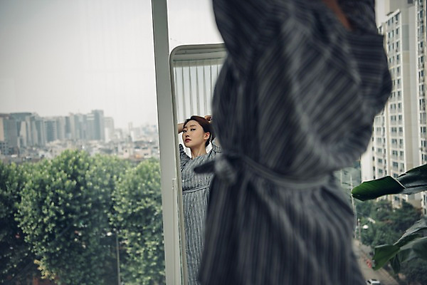 포토 JPG 주간 우먼라이프 응시 여자 실내 한명 사람 상반신 20대 성인 옆모습 뒷모습 거울 한국인 싱글 출근준비 머리손질 싱글라이프 성인여자한명만 국내포토 자연요소 1 라이프스타일 시선 뷰포인트 동양인 청년 내부 뷰티 출근 여자한명만 성인여자만 파일형식