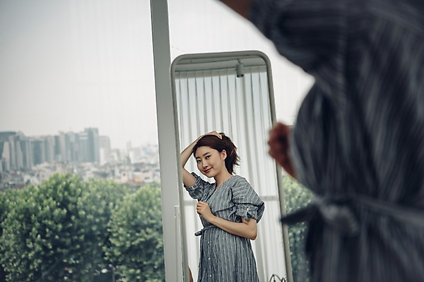 포토 JPG 주간 우먼라이프 응시 여자 실내 한명 미소 사람 상반신 20대 성인 옆모습 거울 한국인 싱글 출근준비 머리손질 싱글라이프 성인여자한명만 국내포토 자연요소 1 라이프스타일 시선 뷰포인트 표정 동양인 청년 내부 뷰티 출근 여자한명만 성인여자만 파일형식
