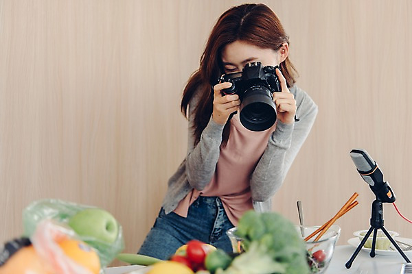 포토 JPG 주간 우먼라이프 응시 여자 채소 과일 젓가락 실내 한명 서기 들기 사람 상반신 20대 성인 앞모습 노트북 카메라 사진촬영 샐러드 한국인 마이크 싱글 방송 블로거 싱글라이프 성인여자한명만 인터넷방송 크리에이터 국내포토 자연요소 직업 1 라이프스타일 시선 음식 뷰포인트 음향기기 모션 수저 동양인 청년 내부 전자제품 촬영 여자한명만 성인여자만 파일형식 1인미디어