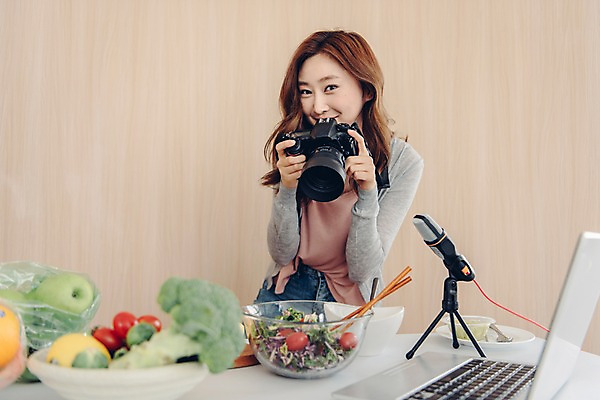 포토 JPG 주간 우먼라이프 응시 여자 채소 과일 젓가락 실내 한명 서기 미소 들기 사람 상반신 20대 성인 앞모습 노트북 카메라 사진촬영 촬영 샐러드 한국인 마이크 싱글 방송 블로거 싱글라이프 성인여자한명만 인터넷방송 크리에이터 국내포토 자연요소 직업 1 라이프스타일 시선 음식 뷰포인트 음향기기 모션 수저 표정 동양인 청년 내부 전자제품 여자한명만 성인여자만 파일형식 1인미디어