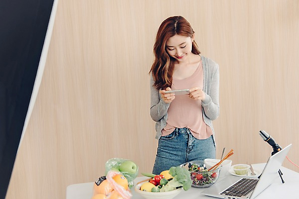 포토 JPG 우먼라이프 응시 여자 채소 과일 젓가락 탁자 실내 한명 서기 미소 들기 사람 상반신 20대 성인 앞모습 노트북 스마트폰 사진촬영 샐러드 한국인 마이크 싱글 방송 블로거 싱글라이프 성인여자한명만 인터넷방송 크리에이터 국내포토 직업 1 라이프스타일 시선 음식 뷰포인트 음향기기 가구 모션 수저 표정 동양인 청년 내부 전자제품 핸드폰 스마트기기 촬영 여자한명만 성인여자만 파일형식 1인미디어