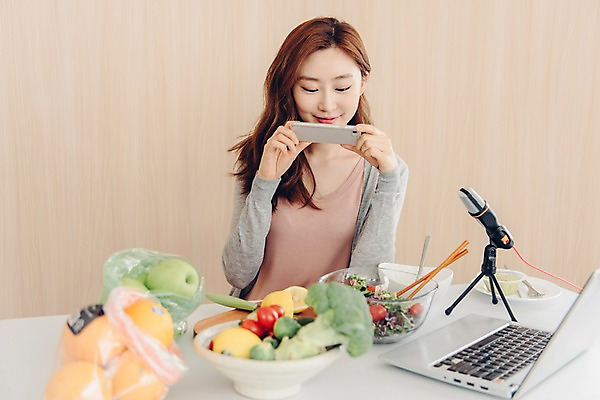 포토 JPG 우먼라이프 응시 여자 채소 과일 젓가락 탁자 실내 한명 사람 상반신 20대 성인 앞모습 노트북 스마트폰 사진촬영 촬영 샐러드 한국인 마이크 싱글 방송 동영상 블로거 싱글라이프 성인여자한명만 인터넷방송 크리에이터 국내포토 직업 1 라이프스타일 시선 음식 뷰포인트 음향기기 가구 수저 동양인 청년 내부 전자제품 핸드폰 스마트기기 여자한명만 성인여자만 파일형식 1인미디어
