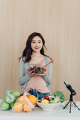 포토 JPG 우먼라이프 응시 여자 채소 과일 젓가락 탁자 실내 한명 서기 미소 들기 사람 상반신 20대 성인 앞모습 샐러드 한국인 마이크 싱글 방송 블로거 싱글라이프 성인여자한명만 인터넷방송 크리에이터 국내포토 직업 1 라이프스타일 시선 음식 뷰포인트 음향기기 가구 모션 수저 표정 동양인 청년 내부 여자한명만 성인여자만 파일형식 1인미디어 식기 생활용품 인종 생활 전자제품 여자만 성인만 오브젝트