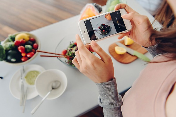 포토 JPG 우먼라이프 접시 여자 채소 과일 젓가락 탁자 도마 실내 한명 사람 상반신 20대 성인 옆모습 신체부위 스마트폰 숟가락 사진촬영 촬영 한국인 양손 잡기 싱글 방송 동영상 블로거 싱글라이프 성인여자한명만 인터넷방송 크리에이터 국내포토 직업 1 라이프스타일 식기 손 뷰포인트 가구 모션 주방용품 수저 동양인 청년 내부 핸드폰 스마트기기 여자한명만 성인여자만 파일형식 1인미디어