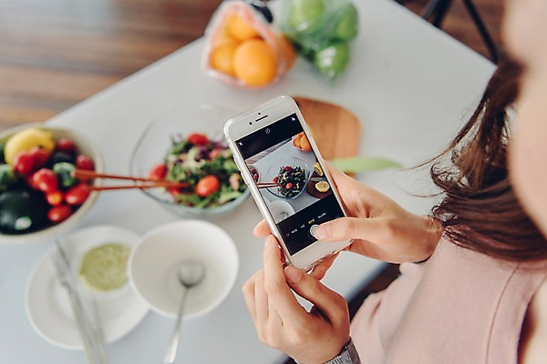 포토 JPG 우먼라이프 응시 여자 채소 과일 젓가락 탁자 실내 한명 들기 사람 상반신 20대 성인 옆모습 신체부위 스마트폰 숟가락 사진촬영 샐러드 한국인 양손 싱글 방송 블로거 싱글라이프 성인여자한명만 인터넷방송 크리에이터 국내포토 직업 1 라이프스타일 손 시선 음식 뷰포인트 가구 모션 수저 동양인 청년 내부 핸드폰 스마트기기 촬영 여자한명만 성인여자만 파일형식 1인미디어