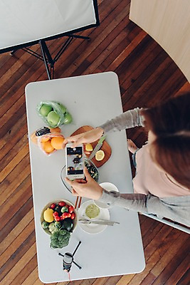 포토 JPG 우먼라이프 접시 여자 포크 채소 과일 젓가락 탁자 도마 실내 한명 서기 사람 상반신 20대 성인 스마트폰 하이앵글 사진촬영 한국인 칼 자르기 레몬 마이크 싱글 방송 과도 블로거 싱글라이프 성인여자한명만 인터넷방송 크리에이터 국내포토 직업 1 라이프스타일 식기 뷰포인트 음향기기 가구 모션 주방용품 수저 동양인 청년 내부 핸드폰 스마트기기 촬영 여자한명만 성인여자만 파일형식 1인미디어